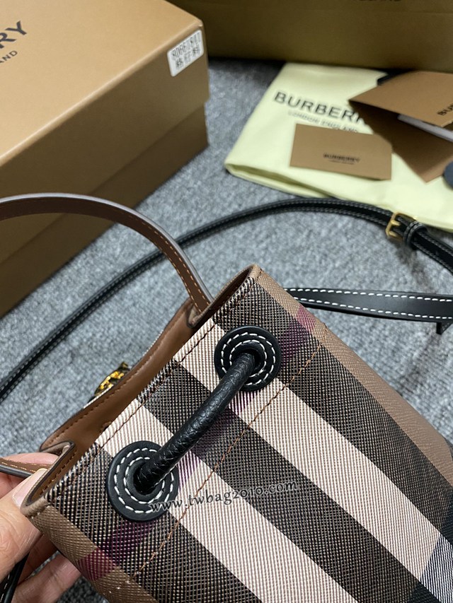 Burberry專櫃最新款迷你18cm水桶包 巴寶莉TB專屬標識鎖扣包系列抽繩肩背女包 yxb1490
